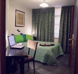 ローマにあるB&B Buongiornoromaのベッドルーム1室(ベッド1台、ノートパソコン付きのデスク付)