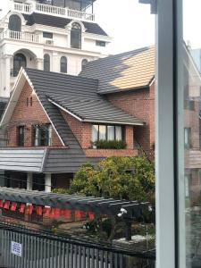a red brick building with a black roof at Nhà 5 PM in Da Thien