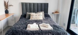 a bedroom with a bed with towels and a pillow at Depto H in Buenos Aires