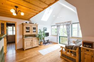 a living room with a vaulted ceiling at Haunzwickl Ferienhaus in Mürzzuschlag