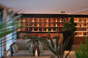 Nakar Hotel tesisinde bir oturma alanı