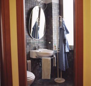 羅馬的住宿－布恩基奧諾羅馬住宿加早餐旅館，一间带水槽、镜子和卫生间的浴室