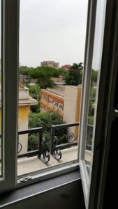 羅馬的住宿－布恩基奧諾羅馬住宿加早餐旅館，享有城市美景的开放式窗户。