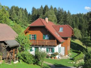a house with a red roof on a hill at Haunzwickl Ferienhaus in Mürzzuschlag