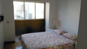 1 dormitorio con cama y ventana en Apartamento Avenida 5 de Outubro en Lisboa