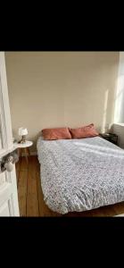 a bedroom with a bed and a wooden floor at Marée Ault - Maison de ville échappée mer in Ault