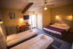 Postel nebo postele na pokoji v ubytování Logis hôtel du terreau