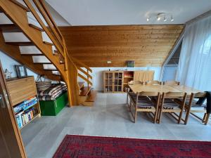 a dining room with a table and a bedroom at Eulenburg am Reuthsee Nurdachhaus mit Garten in Sulzdorf an der Lederhecke