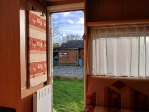 a view of a window from inside a caravan at La Ventana - Jardin & Parking in Étretat