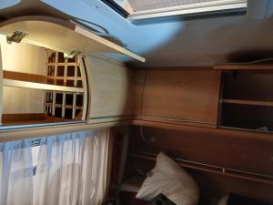 a small room with a bed and a window at La Ventana - Jardin & Parking in Étretat