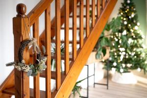a christmas staircase with a christmas tree in the background at Burbujas de amor - gîte avec spa et sauna privatifs in Loubès-Bernac