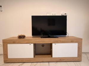 a flat screen tv sitting on top of a wooden entertainment center at Il Piano B in Molinella