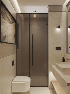 ein Badezimmer mit Toilette und Waschbecken in der Unterkunft Okeanis Elysium in Daratso
