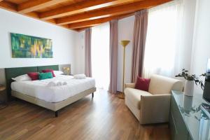 ein Schlafzimmer mit einem weißen Bett und einem Sofa in der Unterkunft Eccelso Case Vacanza - Suite & Spa in Palermo