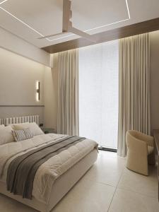 ein Schlafzimmer mit einem Bett und einem großen Fenster in der Unterkunft Okeanis Elysium in Daratso