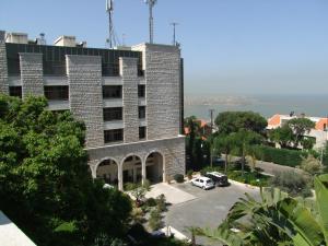 a building with a car parked in a parking lot at Rabieh Guest house in Rabieh