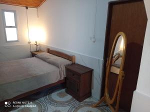 a small bedroom with a bed and a mirror at Casanuestra in San Javier