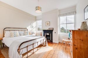 a bedroom with a bed and a fireplace at 5 Bed in Walberswick oc-tww in Walberswick