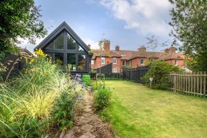 a house with a large window and a yard at 5 Bed in Walberswick oc-tww in Walberswick