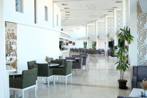 a restaurant with tables and chairs in a room at BİG THERMAL Spa Resort in Kalankaldı