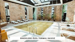 a pool in the middle of a room at BİG THERMAL Spa Resort in Kalankaldı +1 photo