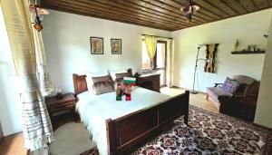 a bedroom with a large bed in a room at Къща за гости Начовата къща Стойките, Пампорово in Vodata