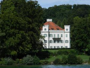 a large white house with a red roof at Ferienhaus Schreieck in Pöcking