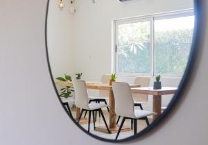 a dining room with a table and chairs in a mirror at Résidence L'Eau Vive in Cotonou