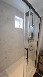 a shower in a bathroom with a glass shower stall at L'ALPETTE maison 3 pièces 2 chambres tout confort in Vernouillet +46 photos