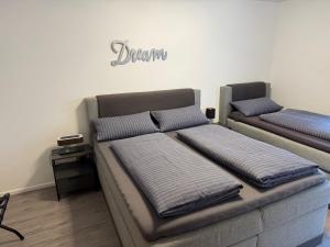 zwei Betten mit Kissen darauf in einem Zimmer in der Unterkunft Apartment Simone in Lörrach