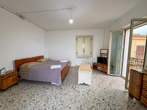 a bedroom with a bed and a tv and a window at B&B - Studio Arcodia in San Marco dʼAlunzio