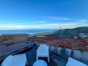 a view of the ocean from the roof of a house at B&B - Studio Arcodia in San Marco dʼAlunzio