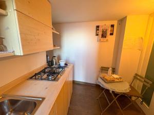a small kitchen with a stove and a sink at B&B - Studio Arcodia in San Marco dʼAlunzio