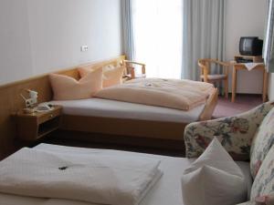 מיטה או מיטות בחדר ב-Wirtshaus zum Wiesejaggl