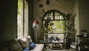 a living room with a tv and a window at Retiro Park Industrial House in Madrid
