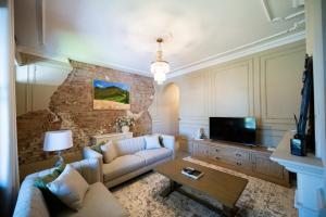 a living room with a couch and a tv at Rosewood Terrace in Bathurst