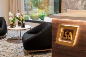 a room with a black chair and a table at ASA Molina Plaza in Molina de Segura
