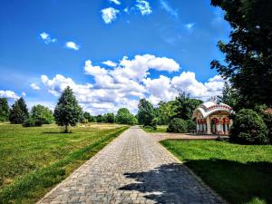 a cobblestone road in front of a house at Elephant guesthouse in Somogyvámos