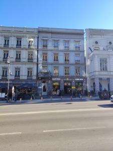 a large white building with a street in front of it at Mikado lounge in Itʼkhvisi