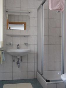 Koupelna v ubytování Wirtshaus zum Wiesejaggl + 37 fotografií