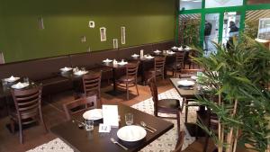 Ein Restaurant oder anderes Speiselokal in der Unterkunft Hotel SPECTRUM 