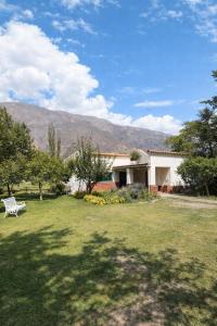 a yard with a bench in front of a house at Inti Raymi in Maimará