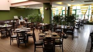 Ein Restaurant oder anderes Speiselokal in der Unterkunft Hotel SPECTRUM 