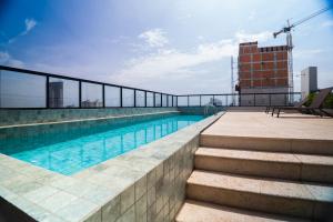a swimming pool on the roof of a building at Flat exclusivo Studio Cuiabá 1211 in Cuiabá