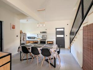 a kitchen and dining room with a table and chairs at Jabali in Roches Noires