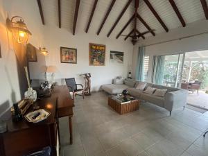 a living room with a couch and a table at LEN'HOUSE in Oyster Pond