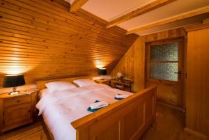 a bedroom with a large bed in a wooden room at Chalet M 1 in Lunca Bradului