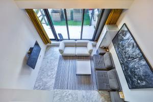 an overhead view of a living room with a couch at js 부티크 호텔 동탄 in Hwaseong