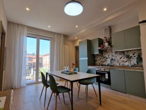 a kitchen with a table and chairs in a room at Dolce 2 bedrooms Apartment Milano 2mins to Rho Fiera & 25mins to Duomo Centre & 100m to Metro in Pero +15 photos