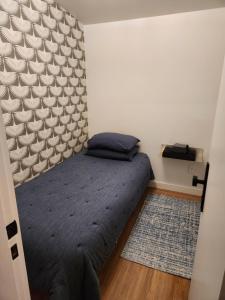 a bedroom with a bed with a padded headboard at Charming 2BR Cottage with Bay and City Views-Gated Luxury Private Place in San Francisco